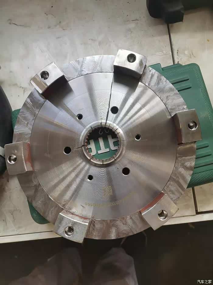 而由于下模具件的外侧可开设有多组不同深度的折弯凹槽