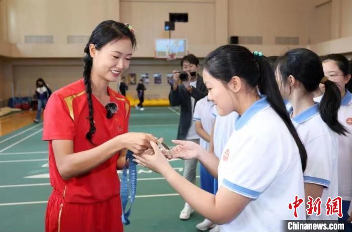 李红在校园讲述中国女子曲棍球队在巴黎奥运夺