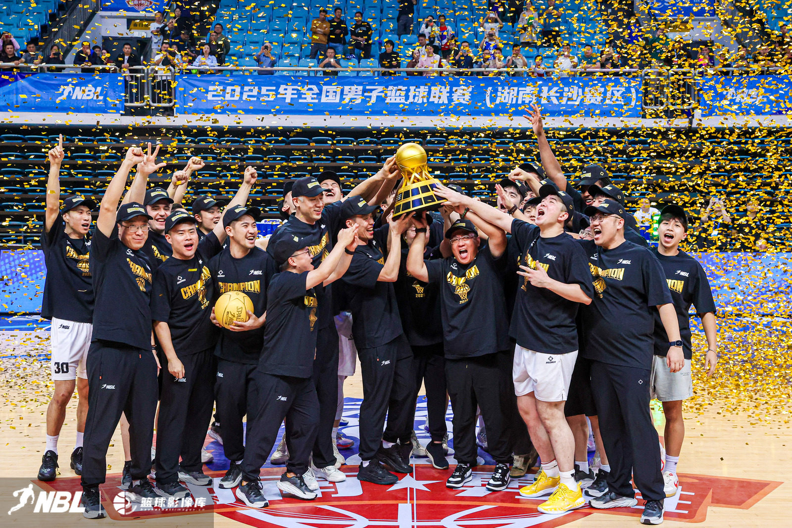 2025NBL联赛收官 香港金牛队力克长沙电信勇胜队卫