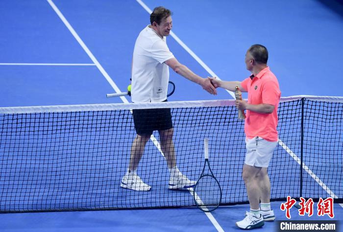 申花主帅跨界打网球参与2025 ITF国际网球大师赛