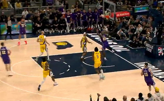 詹姆斯滑翔劈扣助湖人开局10-0掀翻步行者