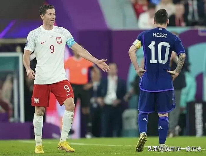 梅西莱万十年恩怨终释怀 金球争议化作球场较量
